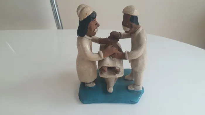 Escultura de cerâmica - Médicos operando