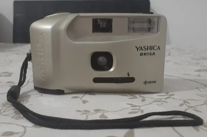 Câmera Yashica Brisa - Kyocera. ***Não testada **