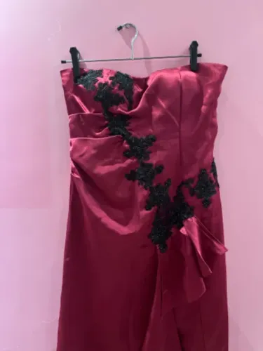 Vestido de festa longo sem alças vinho com detalhes de renda