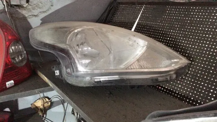 Farol Direito Nissan Versa 2018