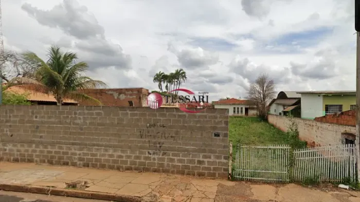 Terreno para vender na cidade de Potirendaba de 920m² na área central, com uma casa simple
