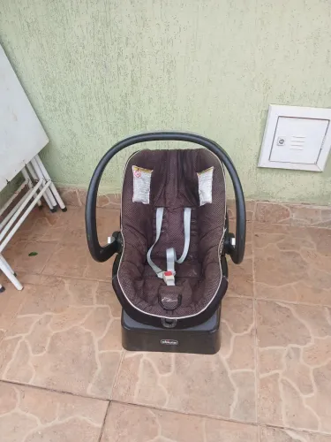 Cadeirinha ou troco por arara de roupas.