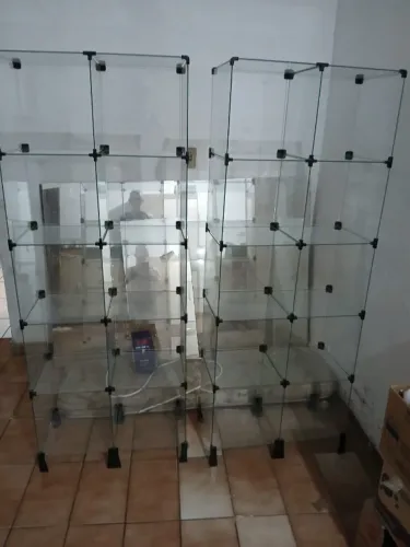 Duas estantes de vidro modulado com 10 nichos cada