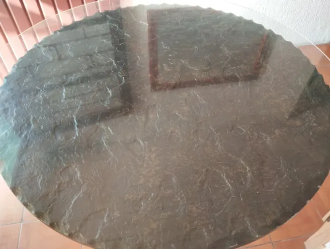 Mesa de jantar redonda com 2 tampos marmorizado e outro tampo de vidro