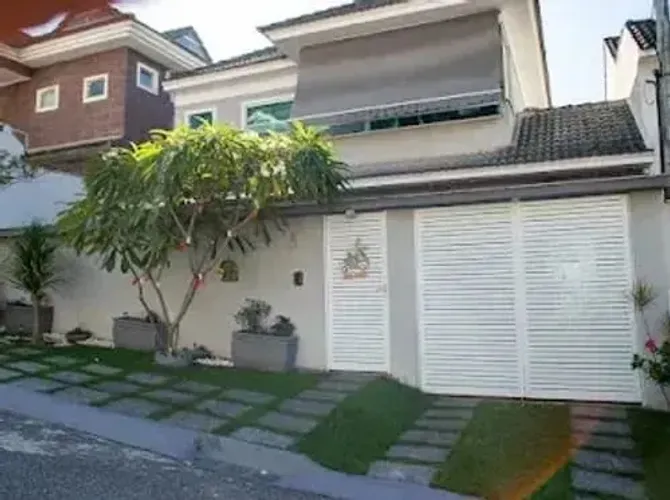 Casa Triplex de Alto Padrão à Venda no Condomínio Vale do Ipê  Estrada Campo da Areia, 795
