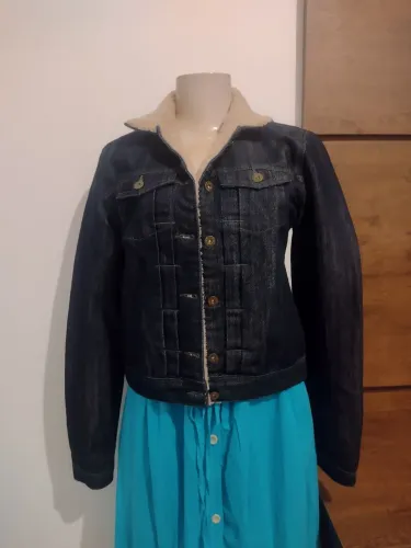 Jaqueta jeans forrada com pelúcia