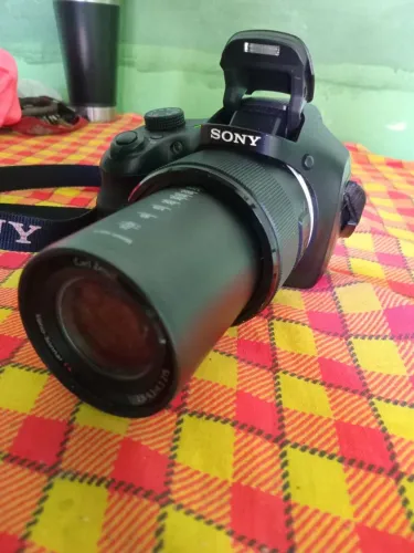 Câmera Digital Sony com Lente Carl Zeiss