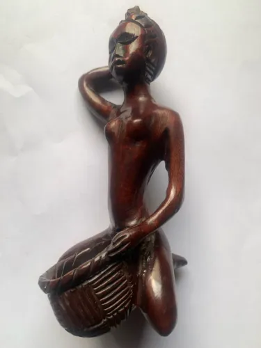 Linda escultura artesanal entalhada em madeira nobre - anos 70