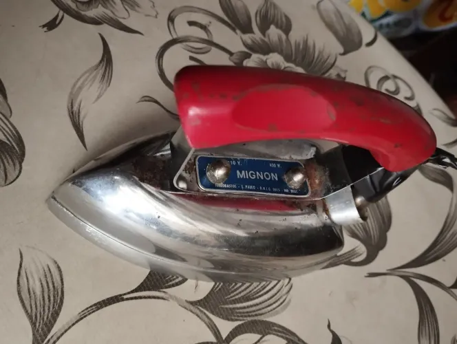 Mini ferro elétrico antigo, funcionando.