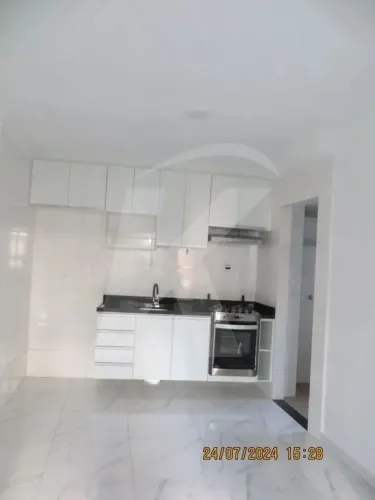 Apartamento novo com armários, 02 quartos e 01 vaga de garagem