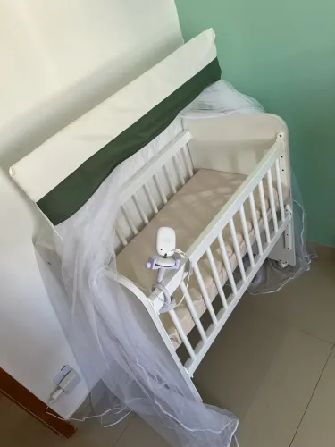 Berço com grade móvel, colchão e regulagem de altura