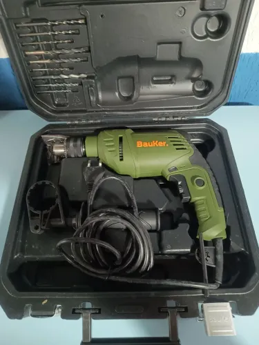 Furadeira de impacto marca Bauker, 220 vilts