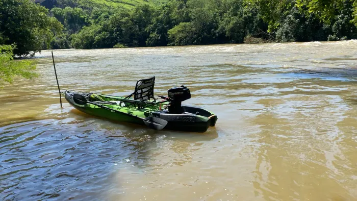 Caiaque Brudden Fishing Music com Motor Toyama - Completo e Pronto pra Pesca