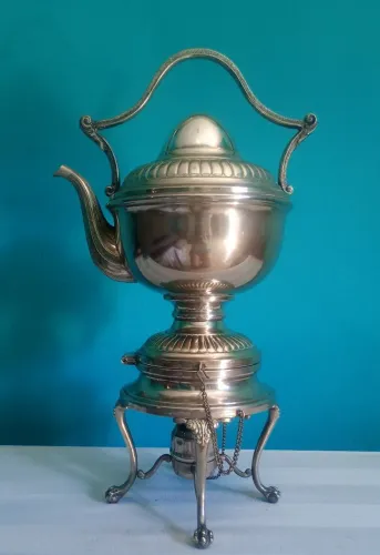 Antigo samovar Espessurado a prata <br>Com fogareiro <br><br>45 cm