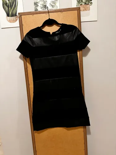 vestido preto grosso p festa curto com zíper semi novo couro