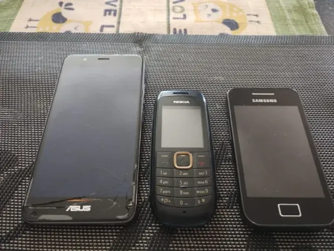 Celulares retiradas de peças