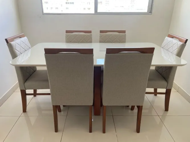 Mesa de jantar moderna com 6 cadeiras
