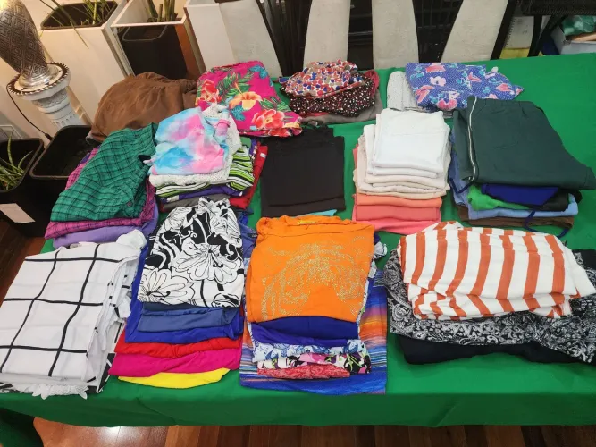 Lote 73 peças de roupas para Brechó Frete Grátis
