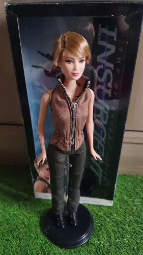 Boneca Barbie collector Tris insurgent - Mattel