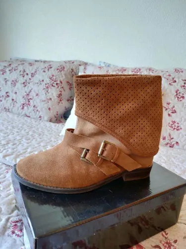 Bota de camurça cano baixo da Zara
