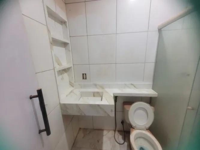 Pia esculpida em Porcelanato e nicho com divisórias.