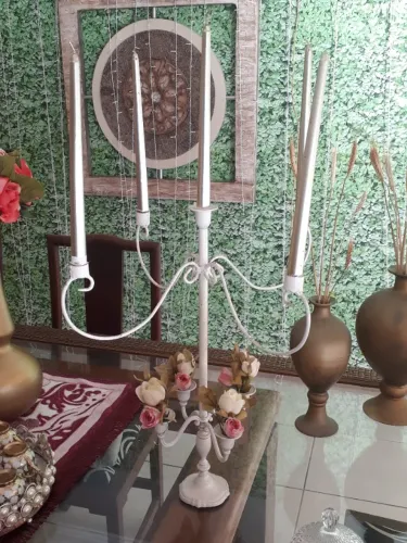 castiçais de ferro para 4 velas e 4 flores