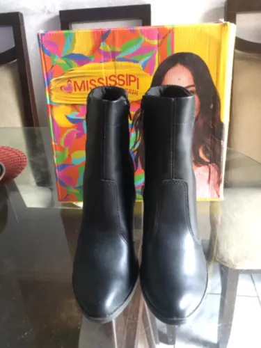 Vendo Bota de couro numero 36