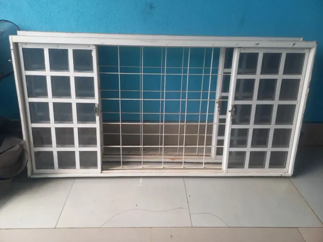 Vendo duas janelas de 2.00 por 1.00 com grade e vidros lisos conservada com tela mosquito