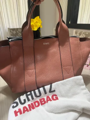 Bolsa Schutz em couro rosé
