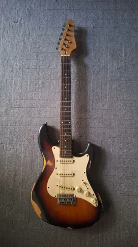 Guitarra stratocaster strinberg antiga 