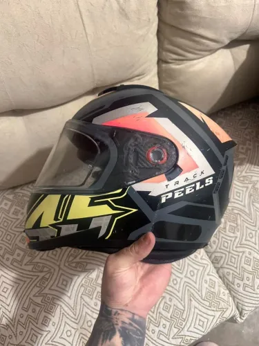 Capacete tamanho 58 peels
