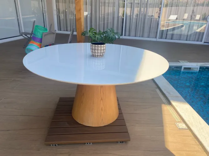 Mesa de Jantar Oval Branca com Base em Madeira ? Ótimo Estado