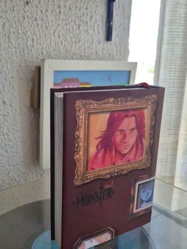 Volumes 1 e 2 de Monster Mangá