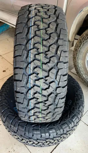 Pneu aro 16 medida 265/70/16 Borrachudo com letra branca na lateral. R$ 800,00