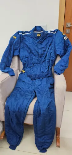 Macacão kart OMP, bota Corsa, luvas Eiko e protetor rosto Corsa.