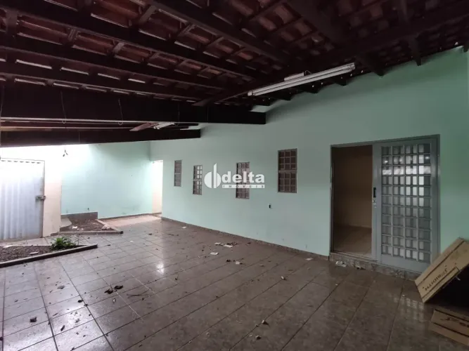 Casa com 4 quartos sendo 1 suíte disponível para locação no bairro São Jorge em Uberlândia