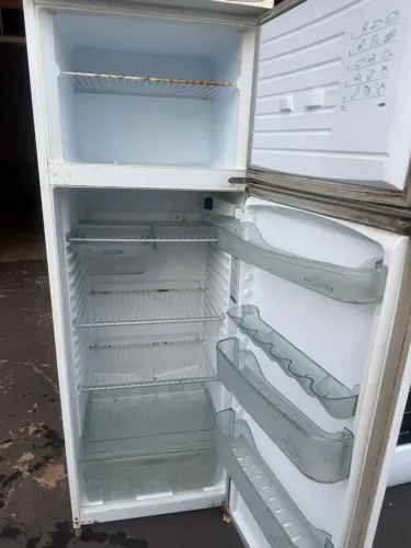 Hoje entrego dou garantia Geladeira boa e barato 
