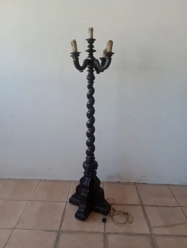 LUMINÁRIA ANTIGA DE PISO OU TOCHEIRO DE MADEIRA ESCURA TORNEADA COM 178 CM DE ALTURA TOP