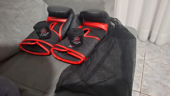 Luva de boxe muay thai Naja 14oz + bandagem + bolsinha