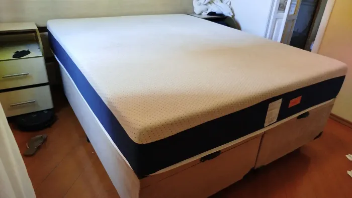 Cama queen com colchão e box baú