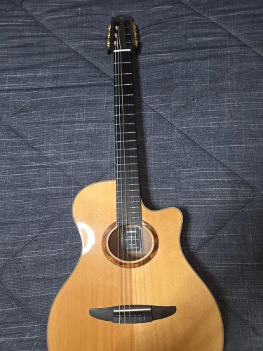 Violão Yamaha Nylon NTX3 tampo sólido, sistema de pré ampli. atmosfell com bag original