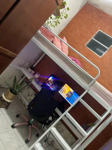 Cama tipo beliche com escrivaninha
