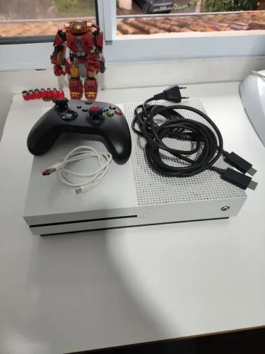 Xbox One S 1TB - Controle Xbox Series, HDMI, USB e Cabo de força inclusos