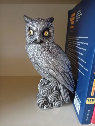 Coruja decorativa em gesso