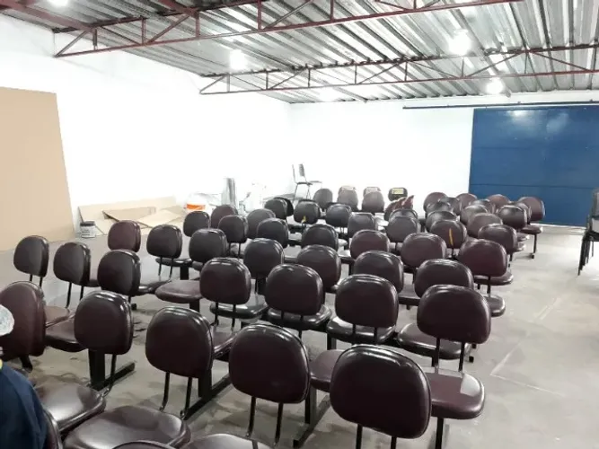 Cadeiras para palcos e igrejas e outros.