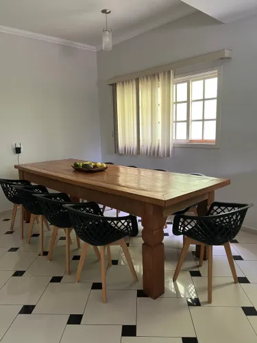 Mesa de madeira com 10 cadeiras