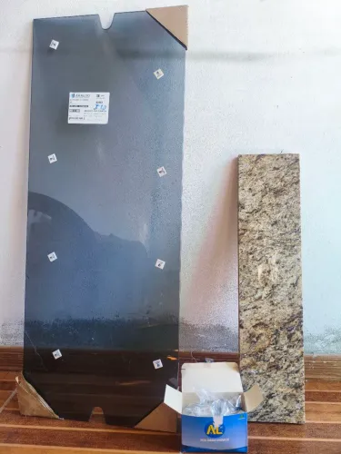 Capela de blindex com kit e pedra de mármore
