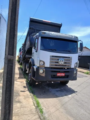 CAMINHÃO VW CONSTELLATION 31.280 COM CAÇAMBA ROSSETI 16 PRA ROCHA 