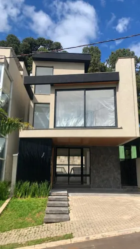 Sobrado triplex em condomínio fechado no Santa Cândida