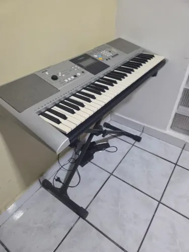 Teclado Yamaha PSR E323